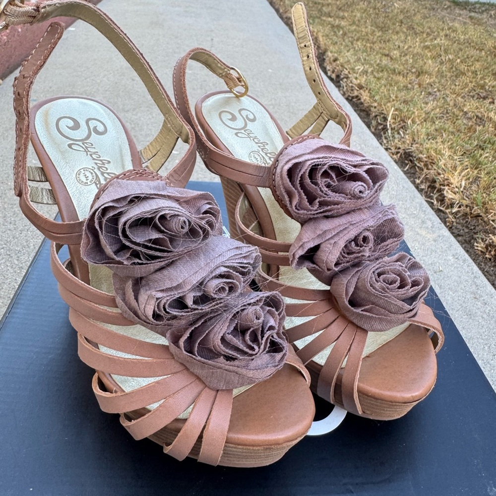 Seychelles “Matter of Fact” Strappy Wedge Sandals in Taupe size 5.5